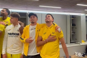 金喜真人-锁定欧冠席位！比利亚雷亚尔球员激情庆祝，高唱欧冠主题曲